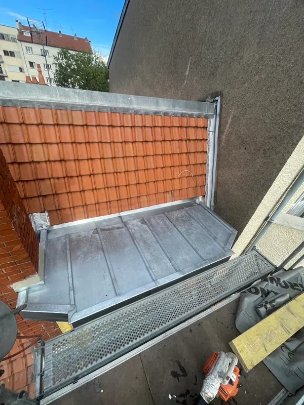photo d'un travail sur la zinguerie d'un toit